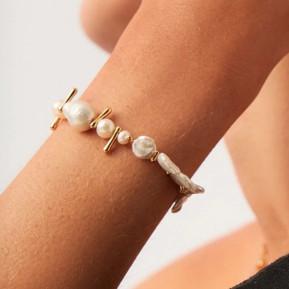 Elegant Gold and Pearl Bracelet - Picture 2 of 6